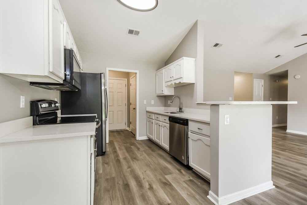 8274 Park Pike Dr - Photo 6 of 16