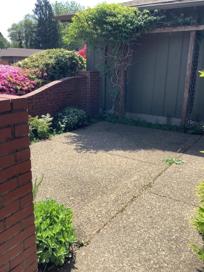 1740 Adkins St - Photo 5 of 28