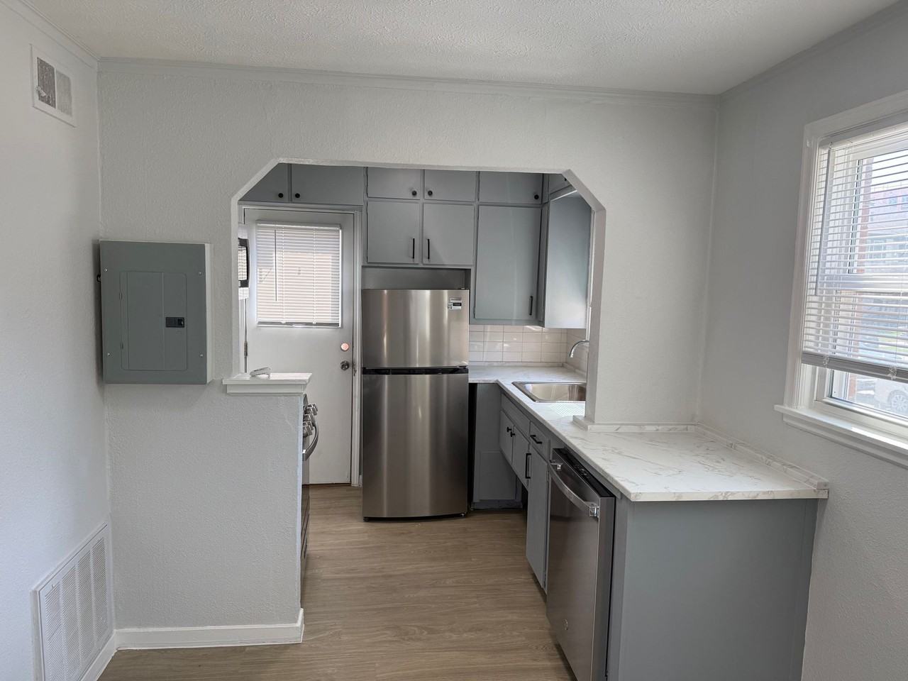 Rose Manor Apartments - Photo 2 of 5