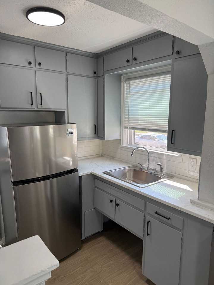 Rose Manor Apartments - Photo 3 of 5