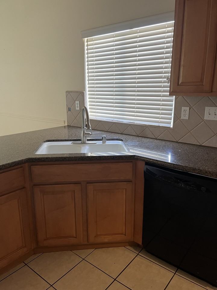 2142 N Arbor Ave #1 - Photo 6 of 12