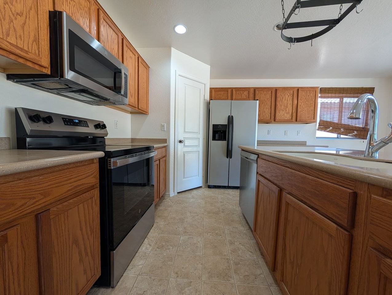 2640 E Silversmith Trl - Photo 2 of 31