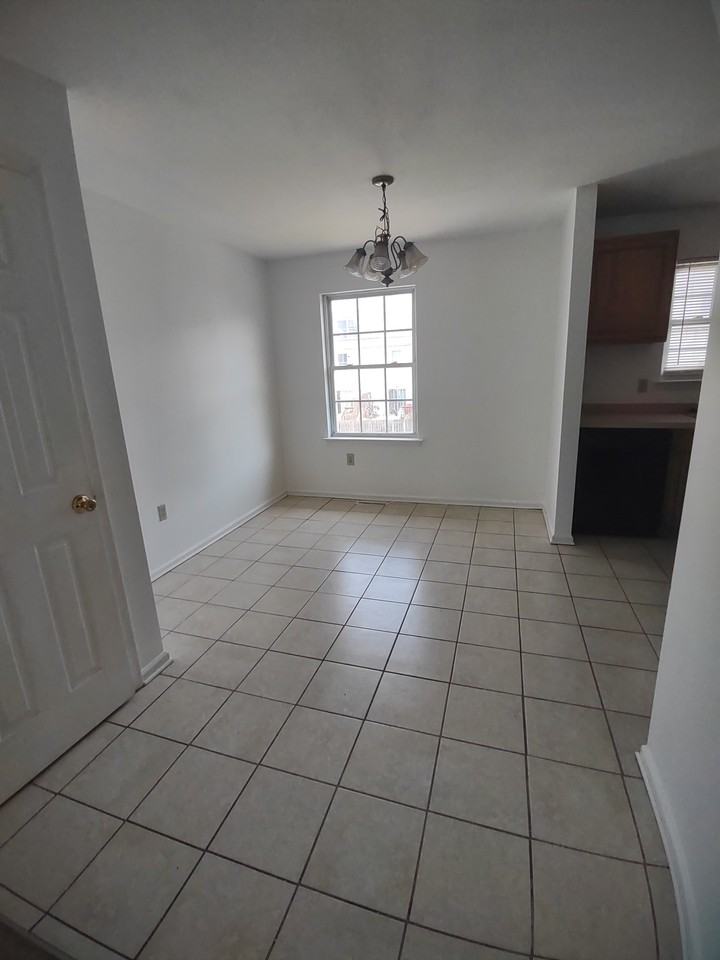 404 S Claymont St - Photo 4 of 10