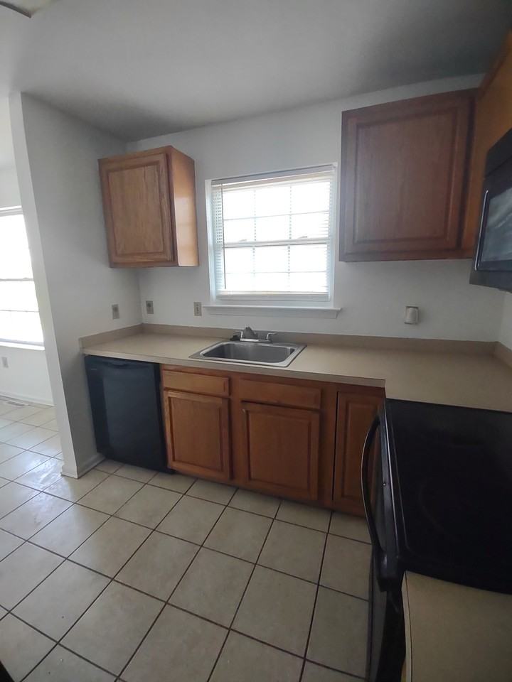 404 S Claymont St - Photo 6 of 10
