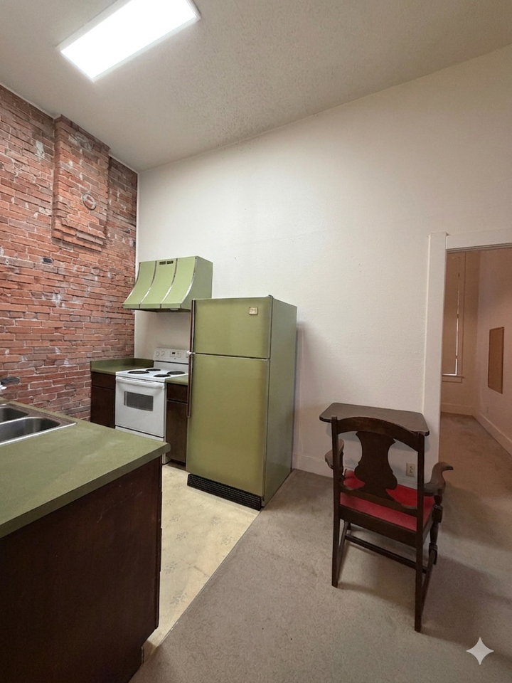 115 E Ivinson Ave #D - Photo 3 of 8
