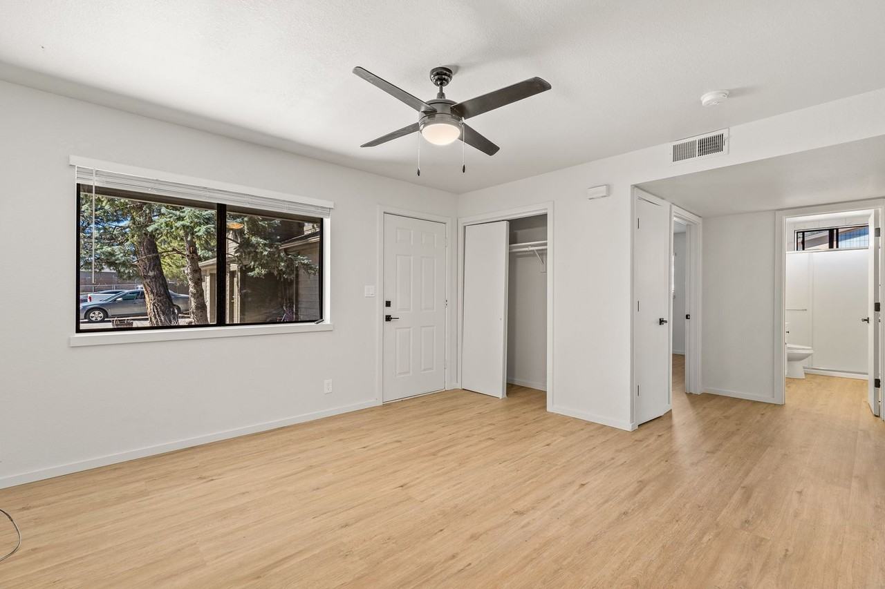 3325 East Lockett Road - Photo 5 of 50