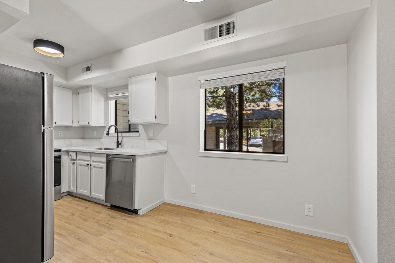 3325 East Lockett Road - Photo 6 of 50