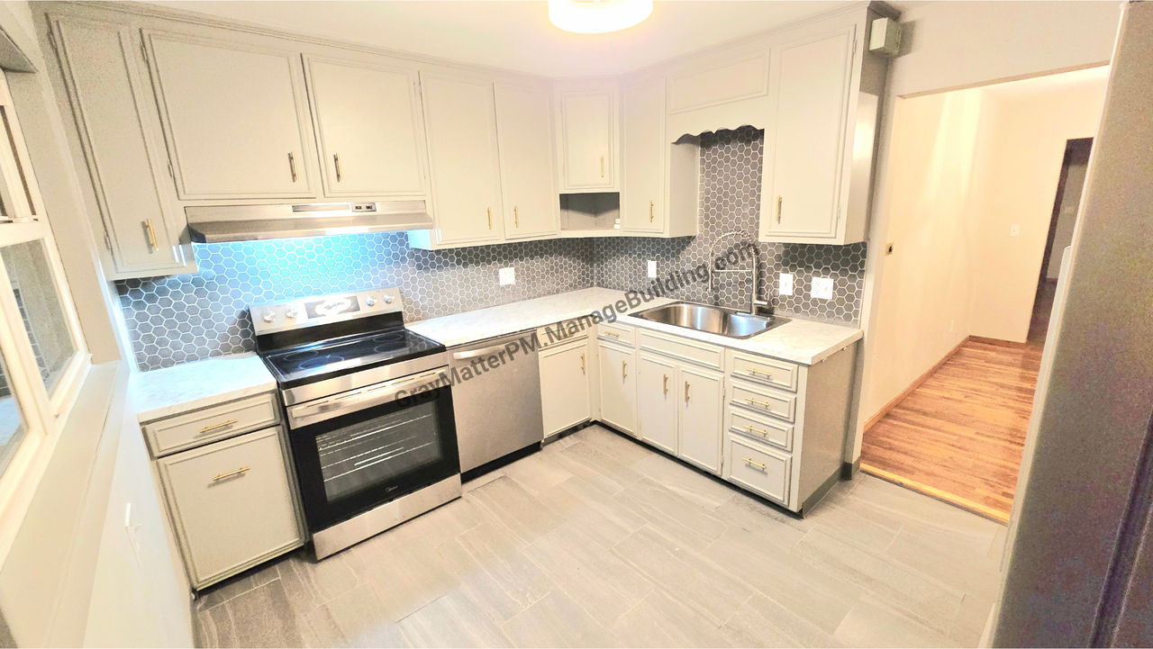 738 E 35th St #1 - Photo 4 of 20