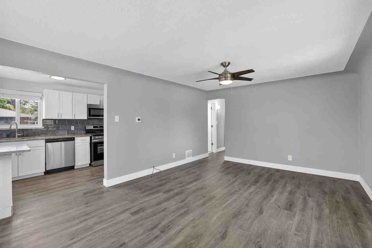 3662 Hudson St - Photo 4 of 19