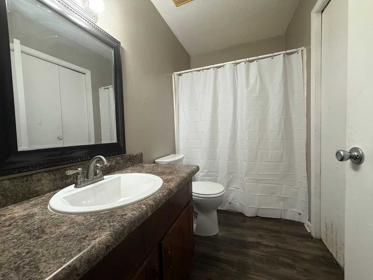 1411 Lake Brooke Dr - Photo 4 of 8