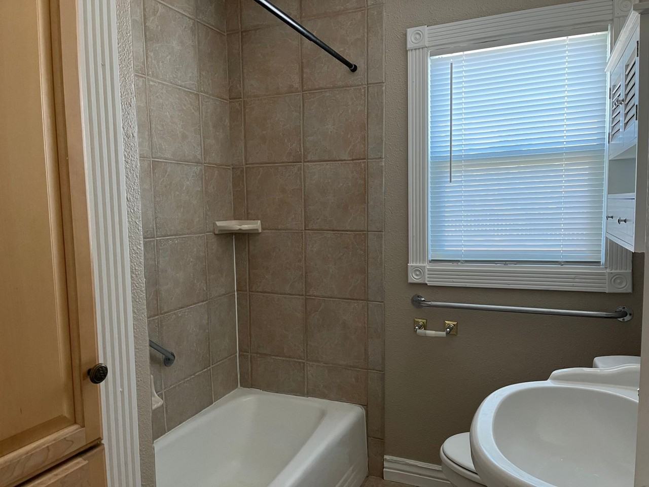 124 Western Hills Blvd - Photo 6 of 9