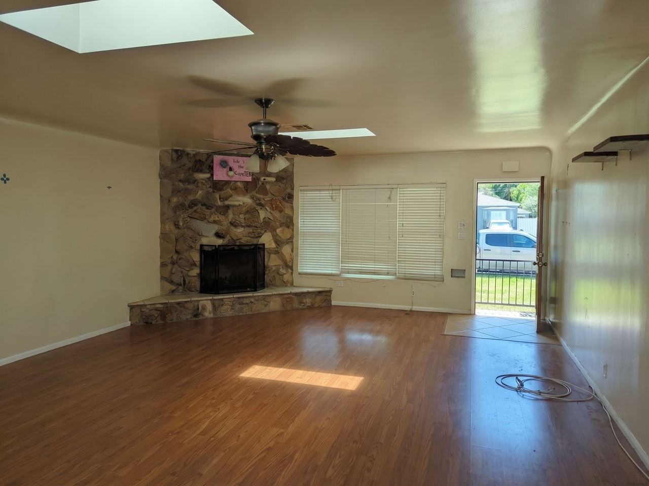 1104 N Frederic St - Photo 4 of 9