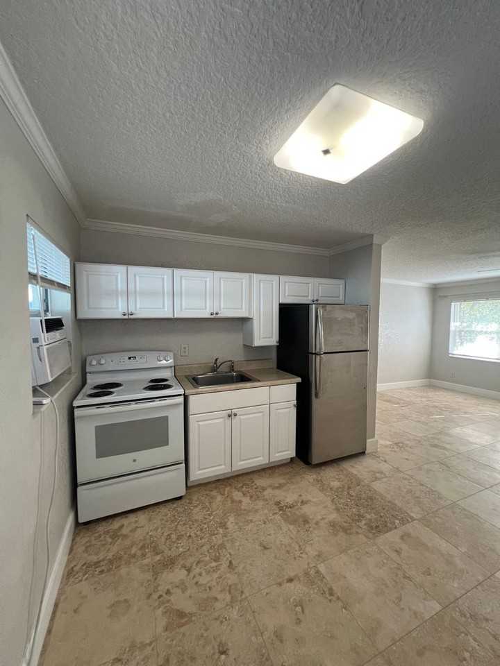 1919 1st St - Photo 2 of 9