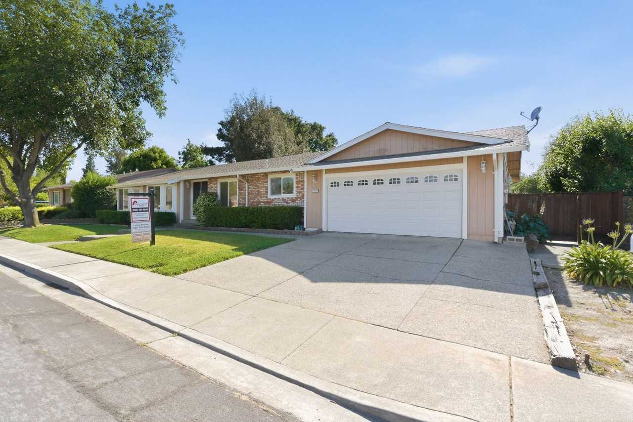1077 Bellamy Ct - Photo 4 of 45