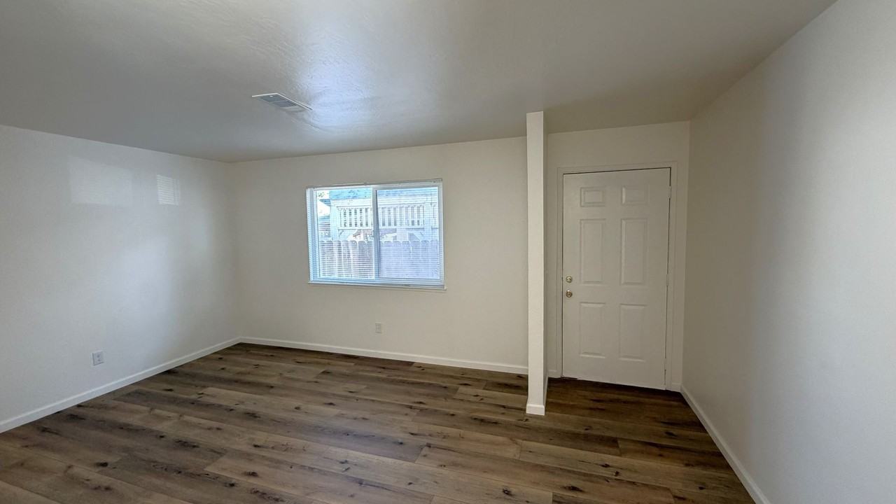1680 Barrus Ave - Photo 2 of 18