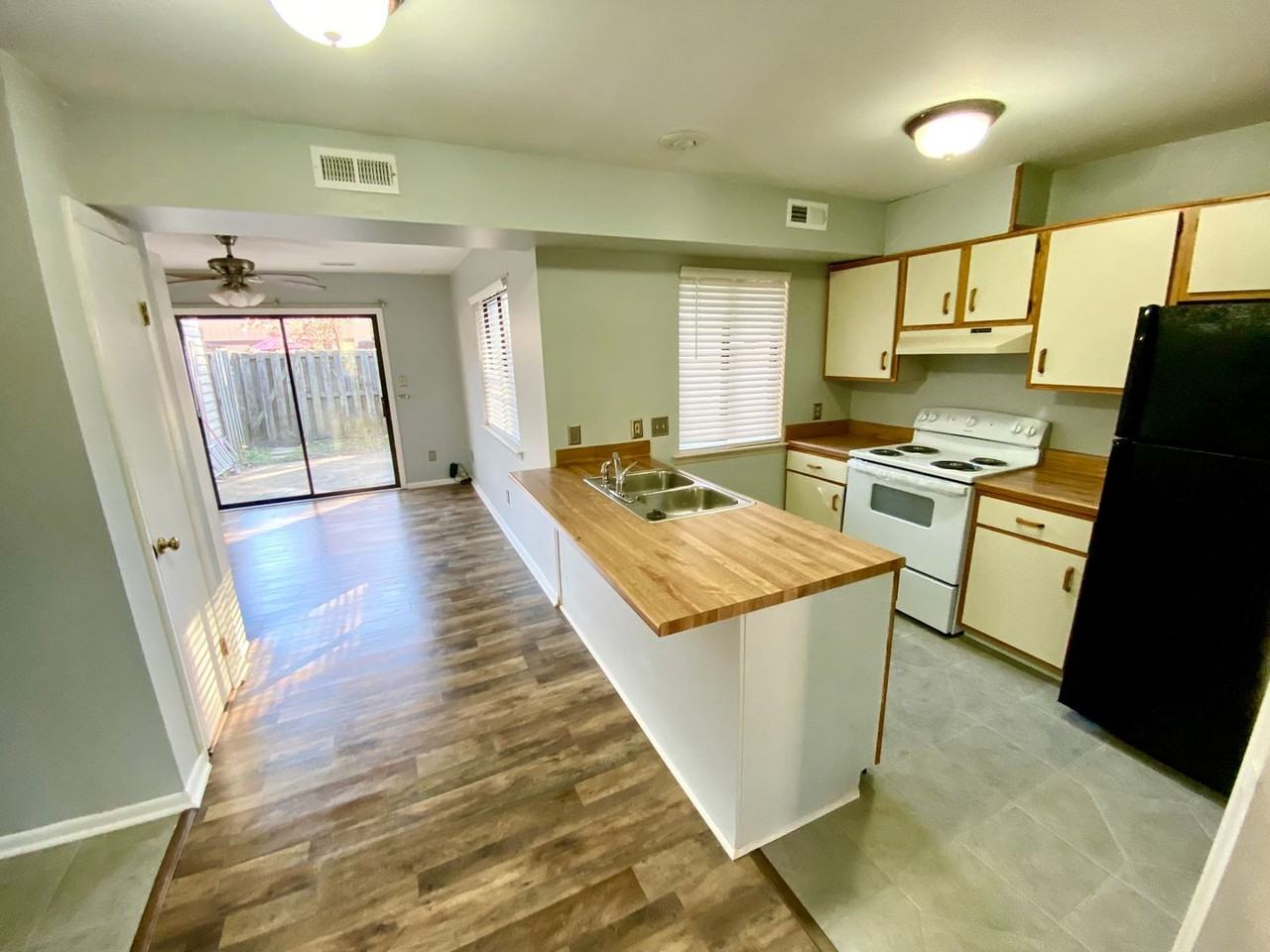 1116 N Green Dr - Photo 5 of 17
