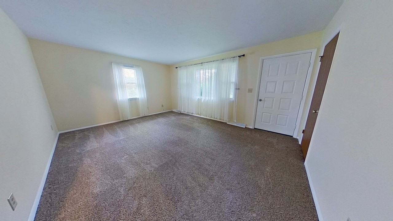 571 S Main St - Photo 2 of 8