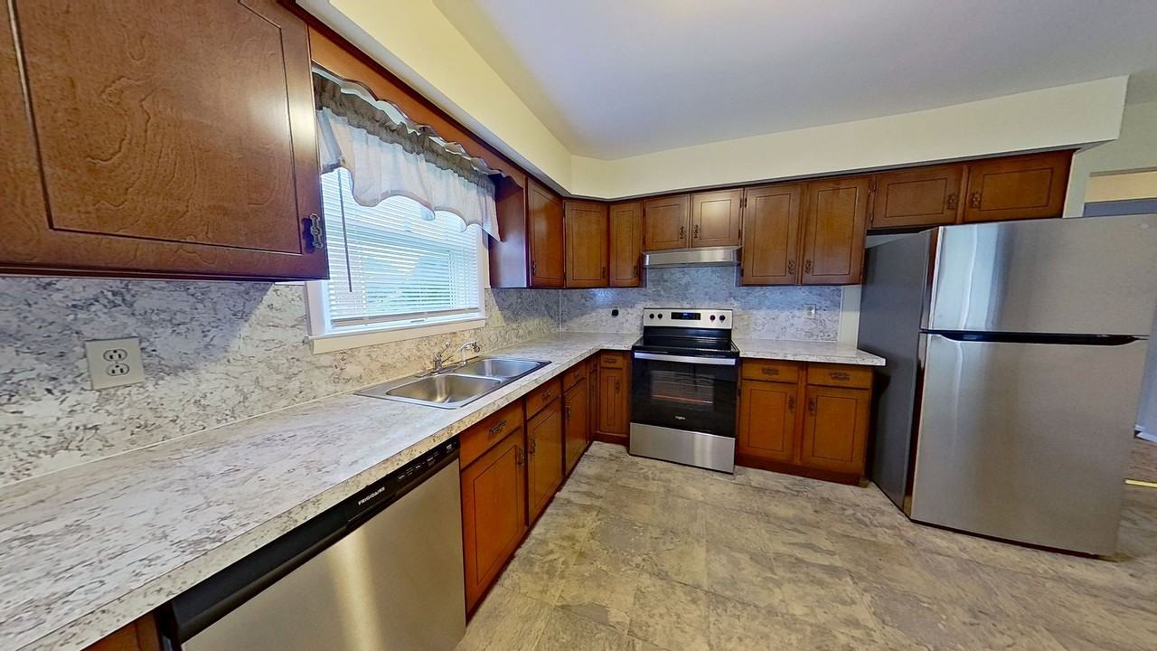 571 S Main St - Photo 4 of 8