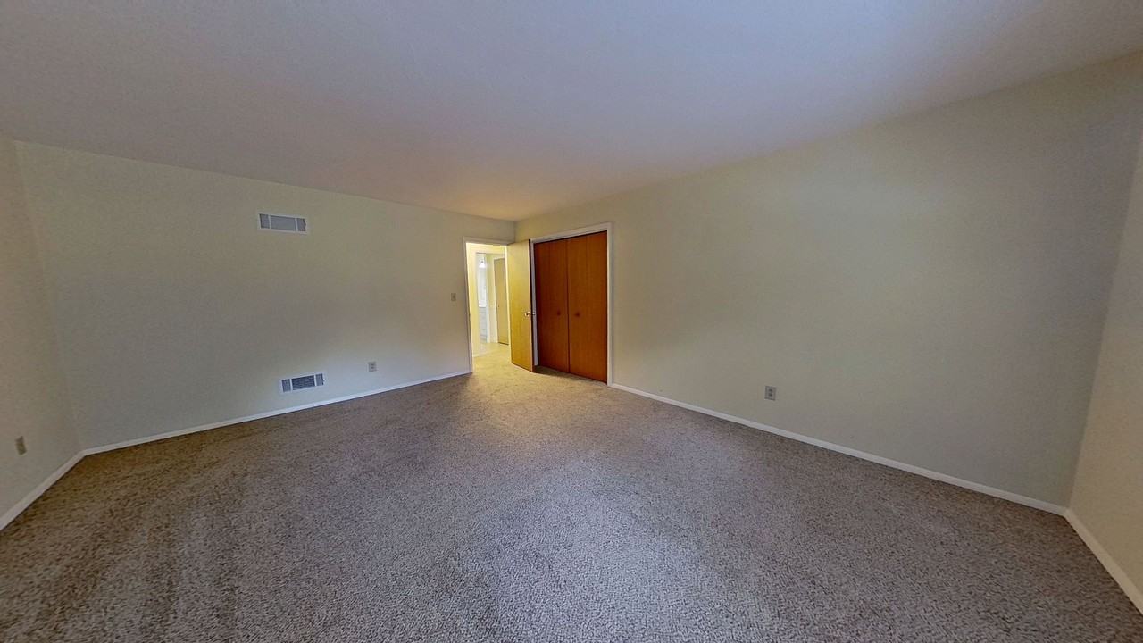 571 S Main St - Photo 6 of 8