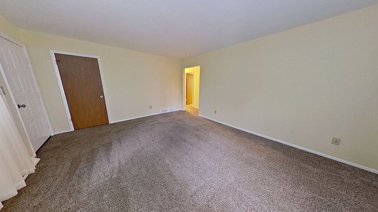 571 S Main St - Photo 7 of 8