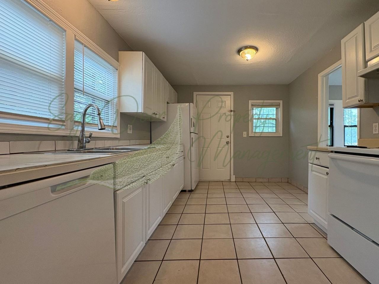 2420 E 51st St - Photo 7 of 26