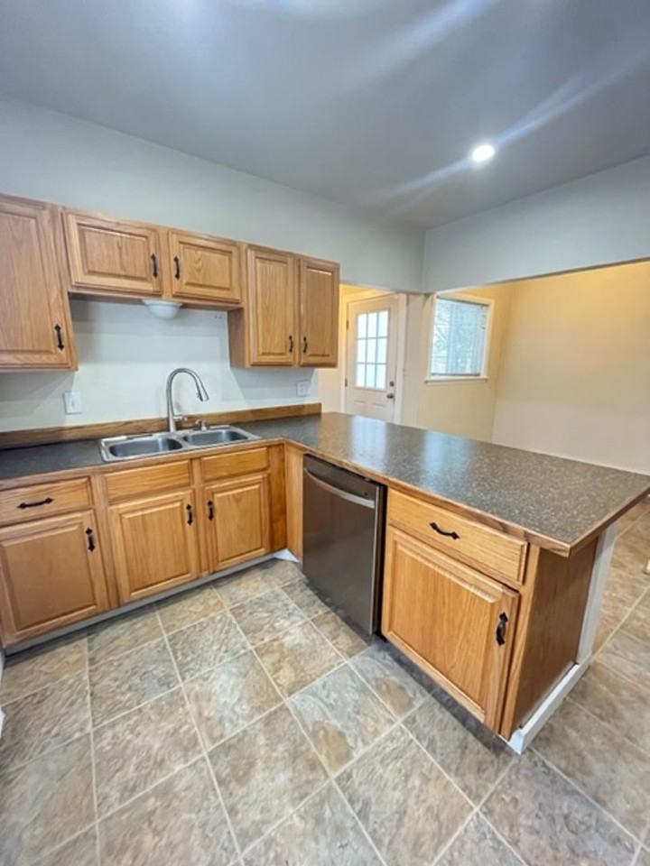 2211 Walnut St - Photo 7 of 20
