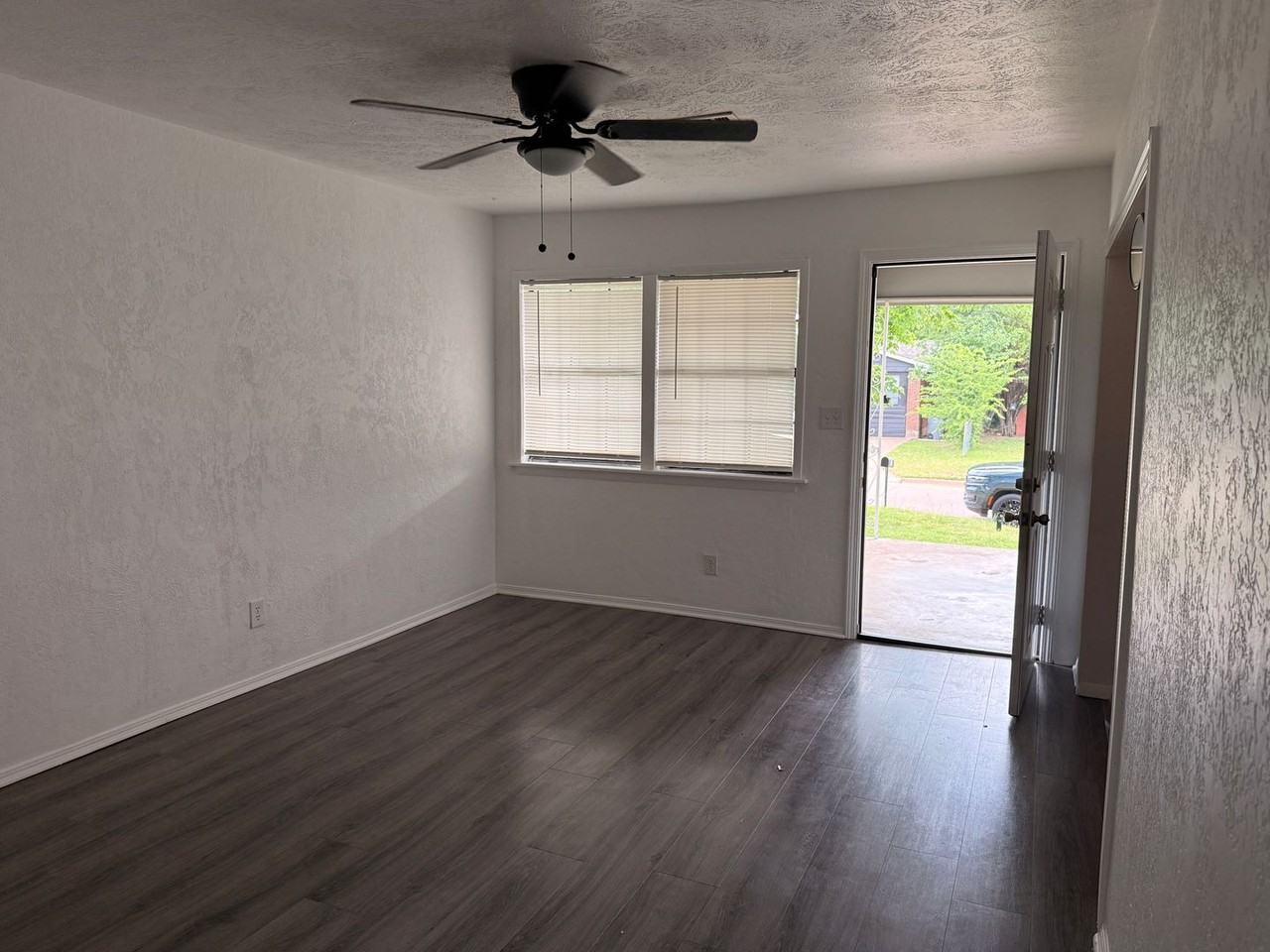 6111 Nw Euclid Ave - Photo 3 of 11