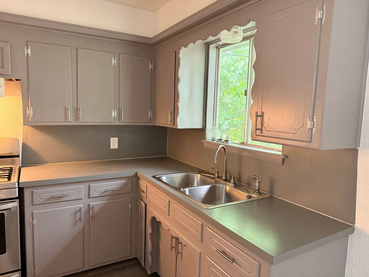 6111 Nw Euclid Ave - Photo 4 of 11