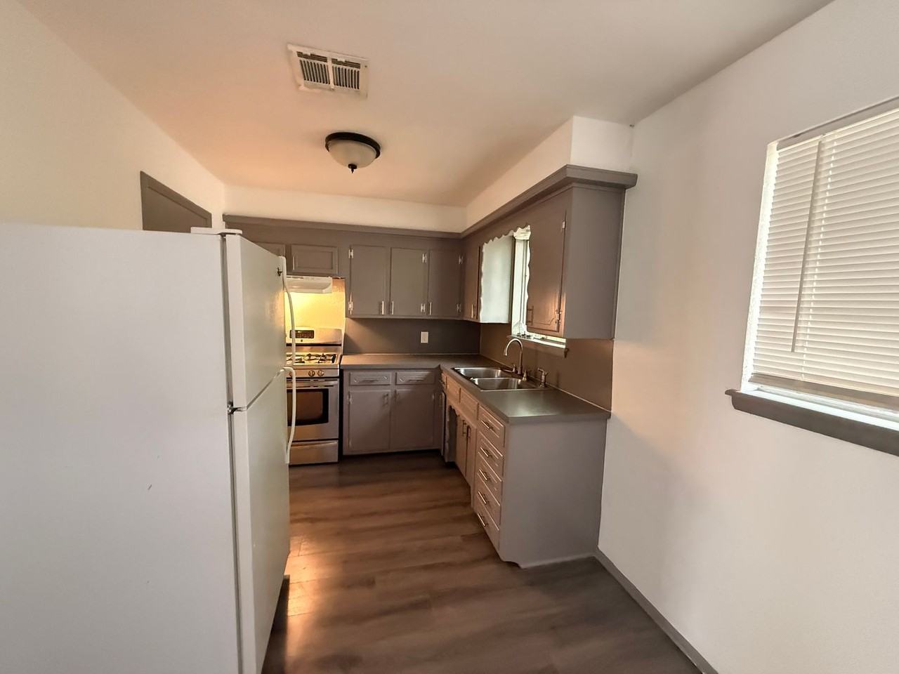6111 Nw Euclid Ave - Photo 5 of 11