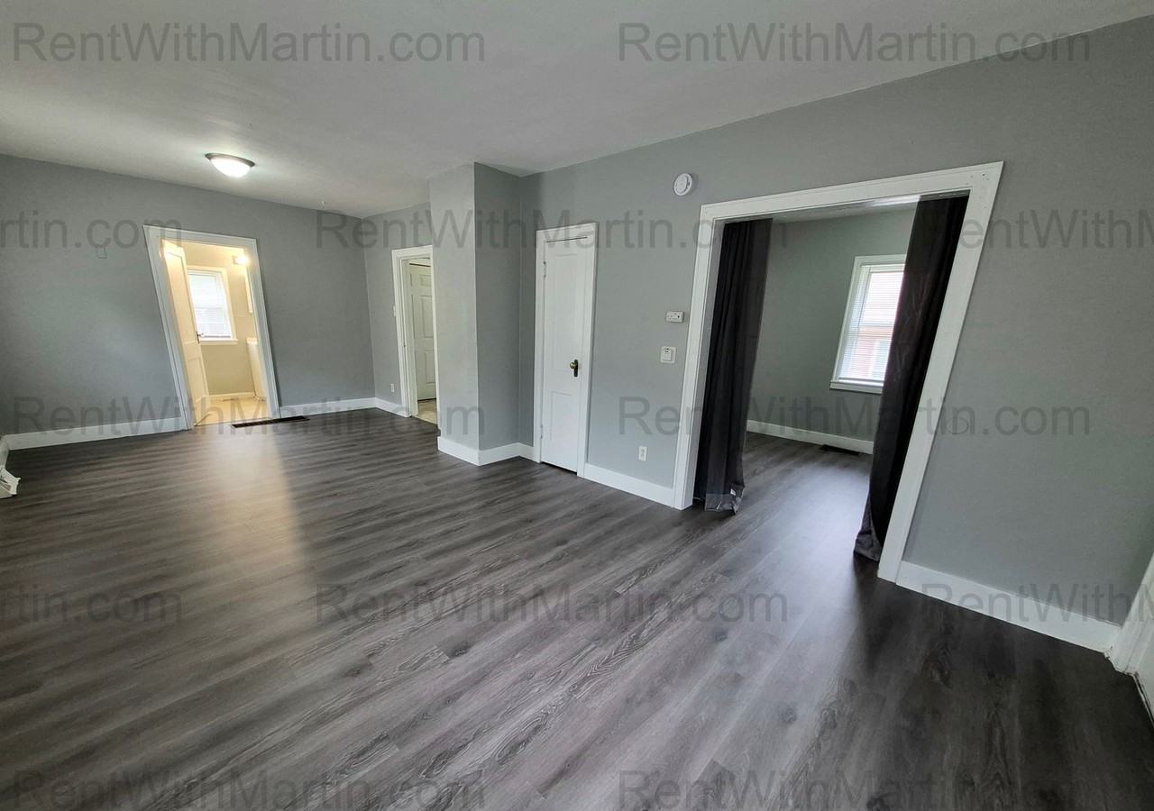 1137 Columbia St - Photo 4 of 15