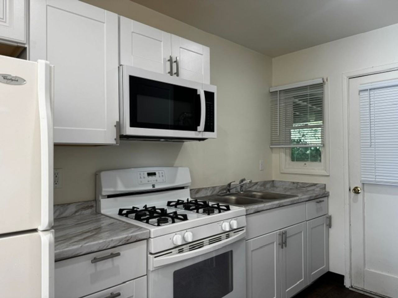 4015 Cedar St - Photo 6 of 12