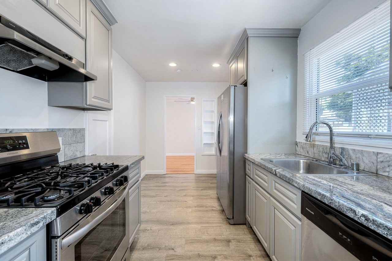 8800 Hayes St - Photo 7 of 23