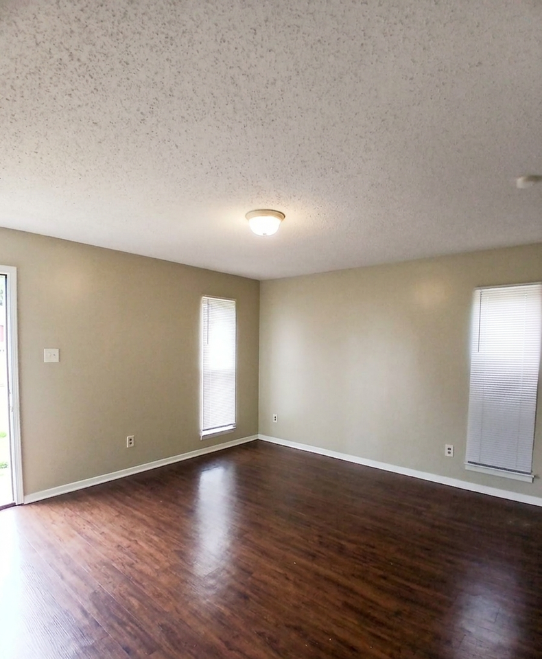 4407 Howardcrest Dr - Photo 4 of 16