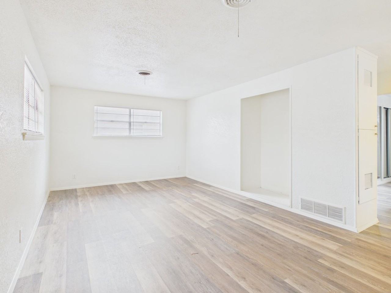3319 Teckla Blvd - Photo 5 of 28