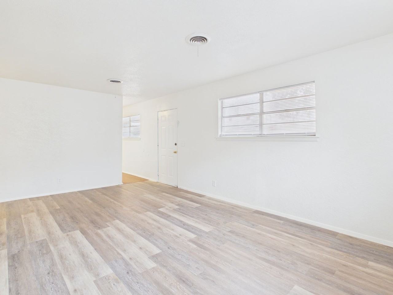 3319 Teckla Blvd - Photo 7 of 28
