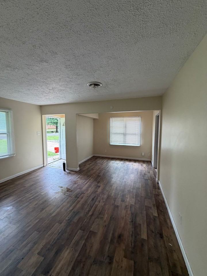 1539 Trampe Ave - Photo 3 of 17