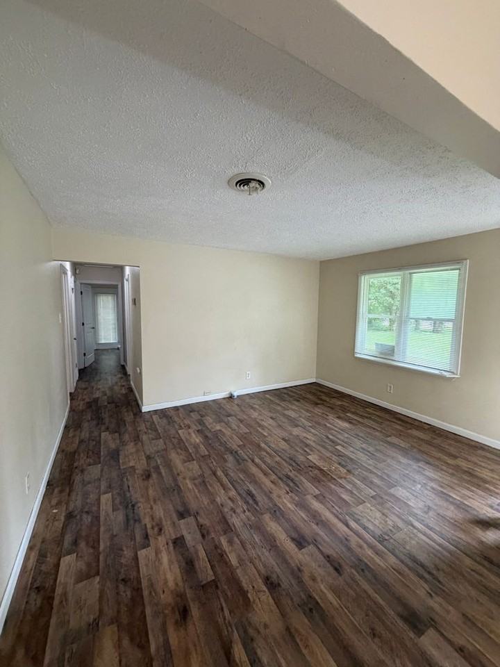1539 Trampe Ave - Photo 4 of 17