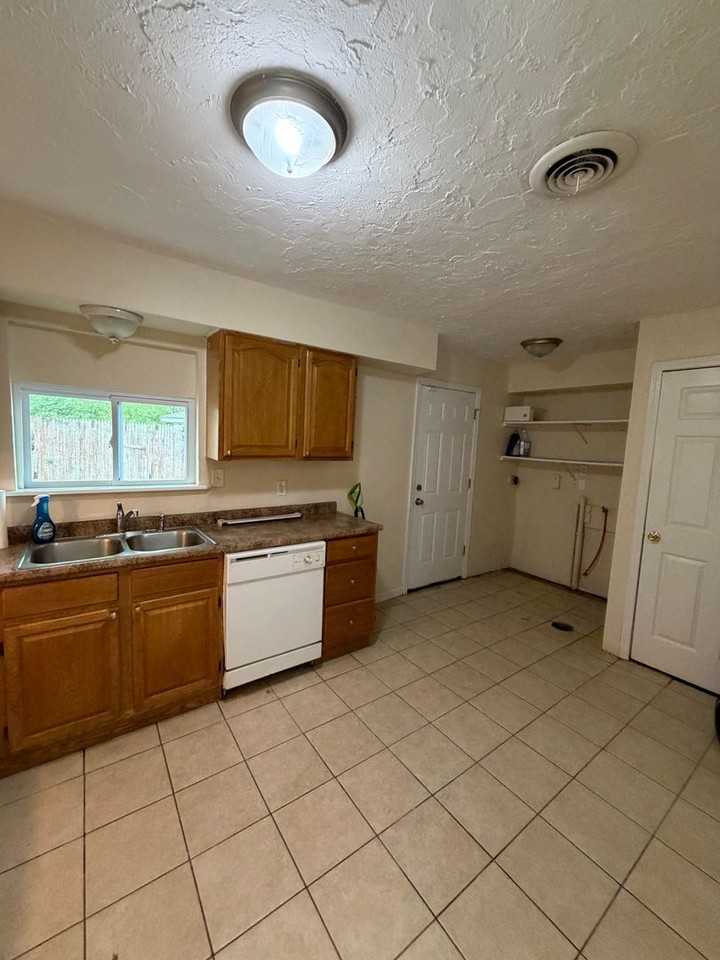 1539 Trampe Ave - Photo 5 of 17