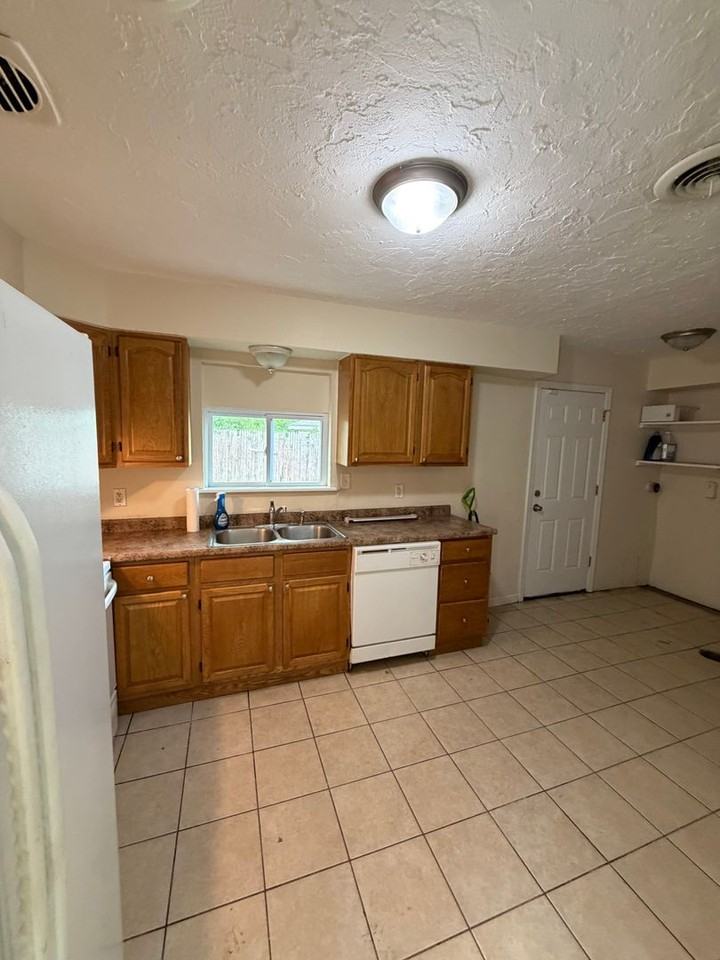 1539 Trampe Ave - Photo 6 of 17