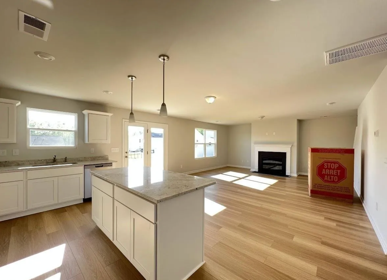 229 Whittier St - Photo 5 of 26