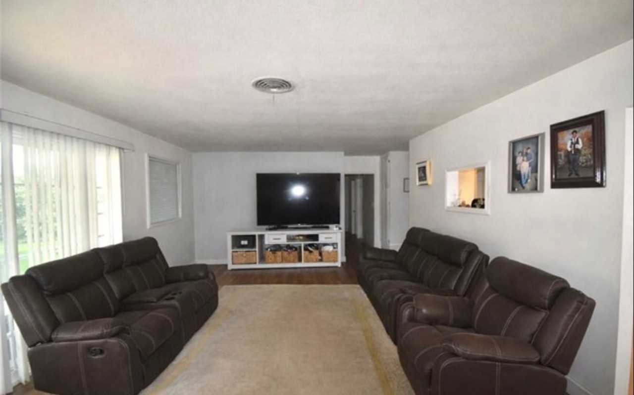 8842 Enloe Ave - Photo 2 of 10