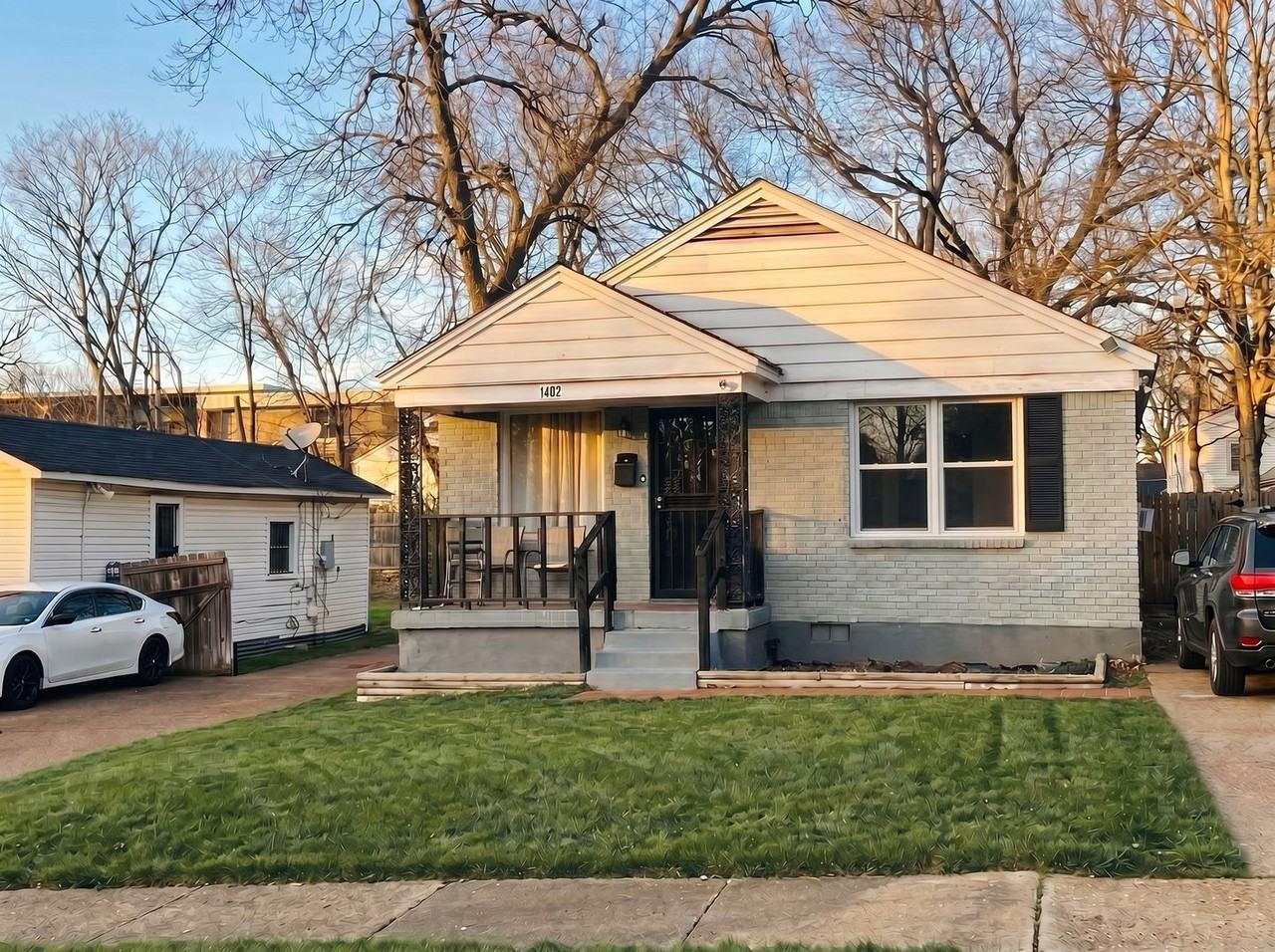 1402 Gold Ave - Photo 2 of 2