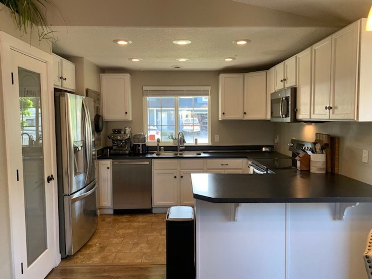 812 S Pacific St - Photo 3 of 16