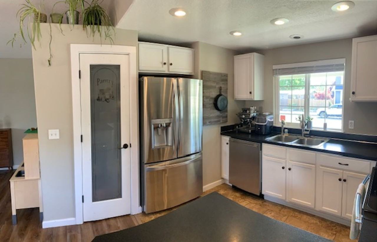 812 S Pacific St - Photo 4 of 16