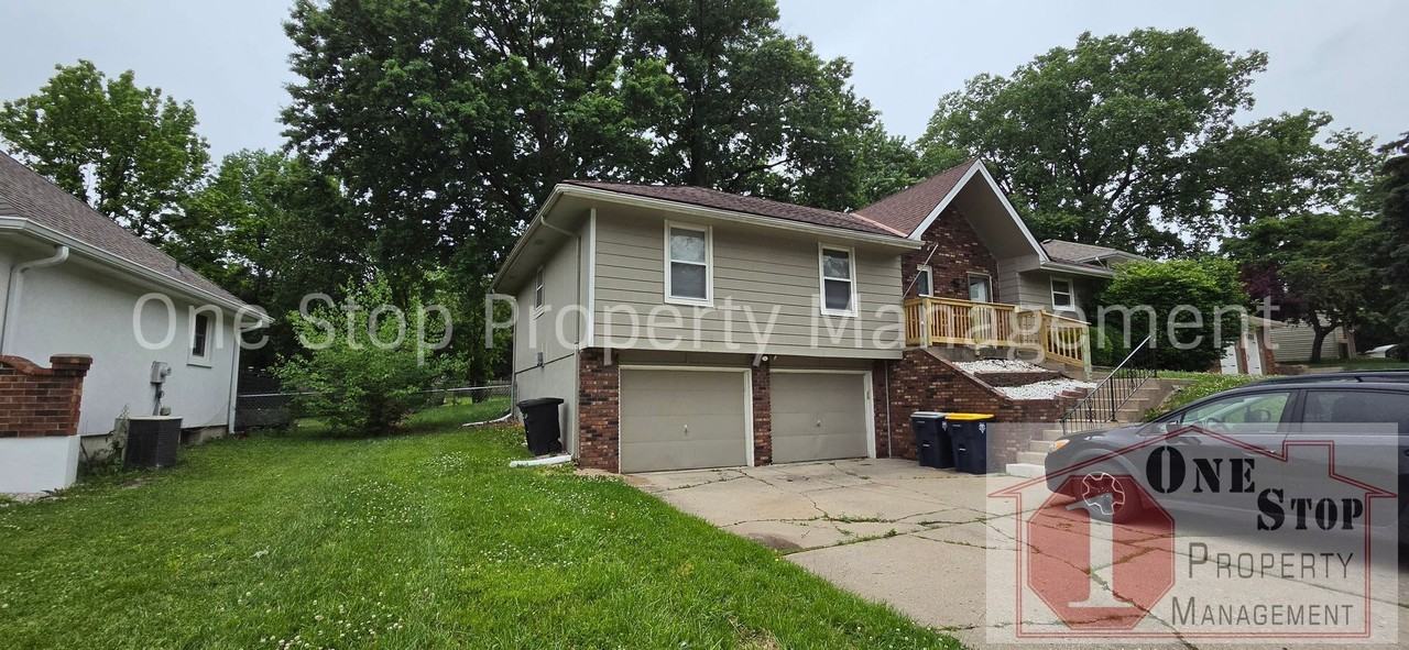 7405 Nw 78th St - Photo 2 of 30