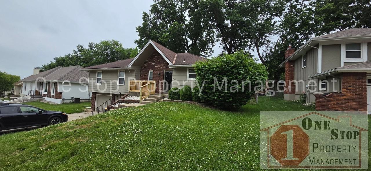 7405 Nw 78th St - Photo 3 of 30