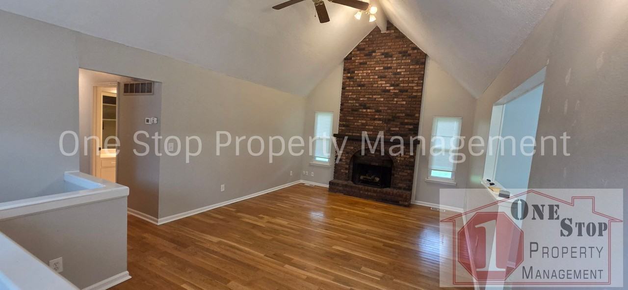 7405 Nw 78th St - Photo 4 of 30