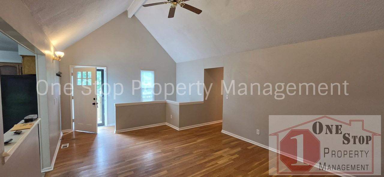 7405 Nw 78th St - Photo 5 of 30