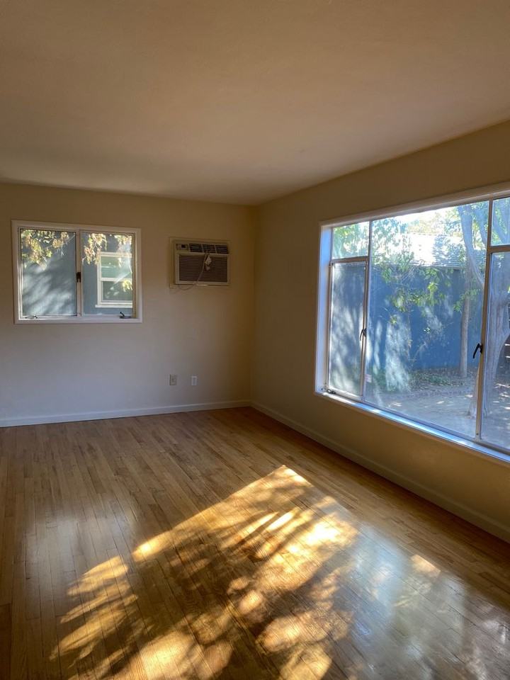 1412 Cahill Ave - Photo 2 of 16