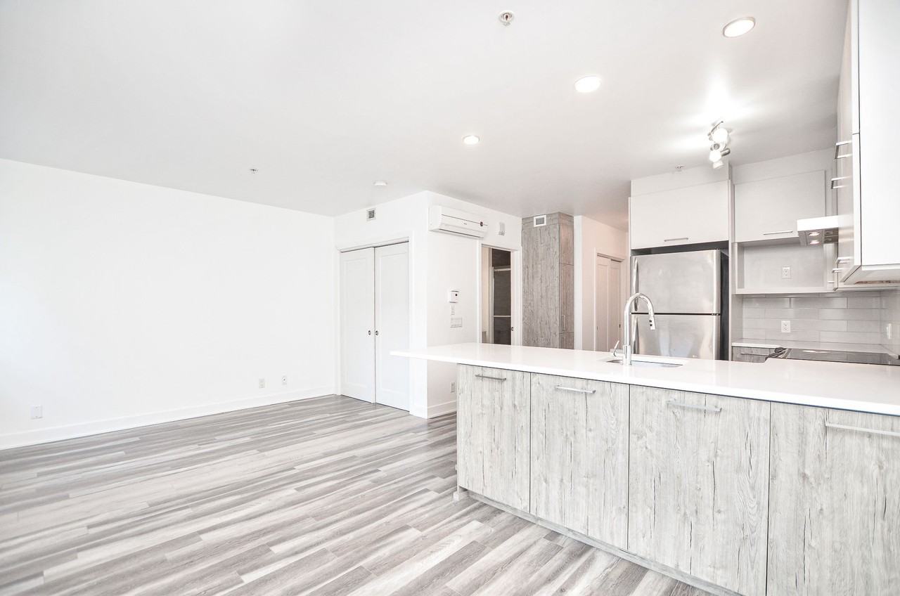 575 Rue Robert-élie #404 - Photo 2 of 10
